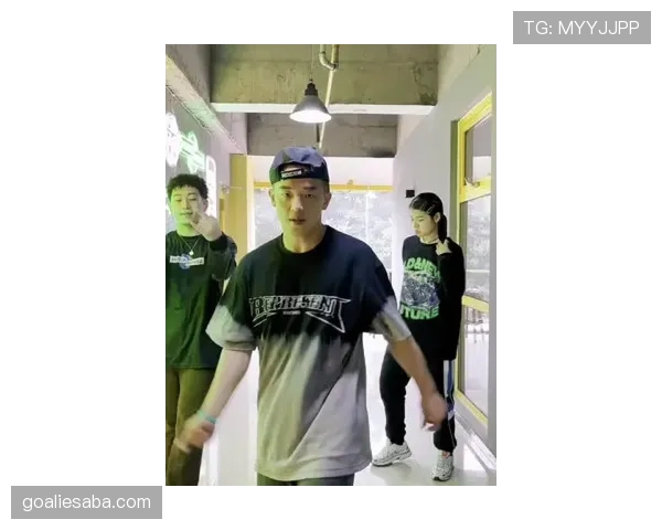 冯彦哲训练完直接打车去SKP买包，这谁顶得住啊